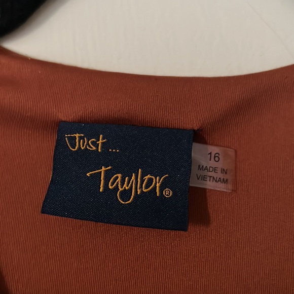 Brown dress - Picture 2 of 2